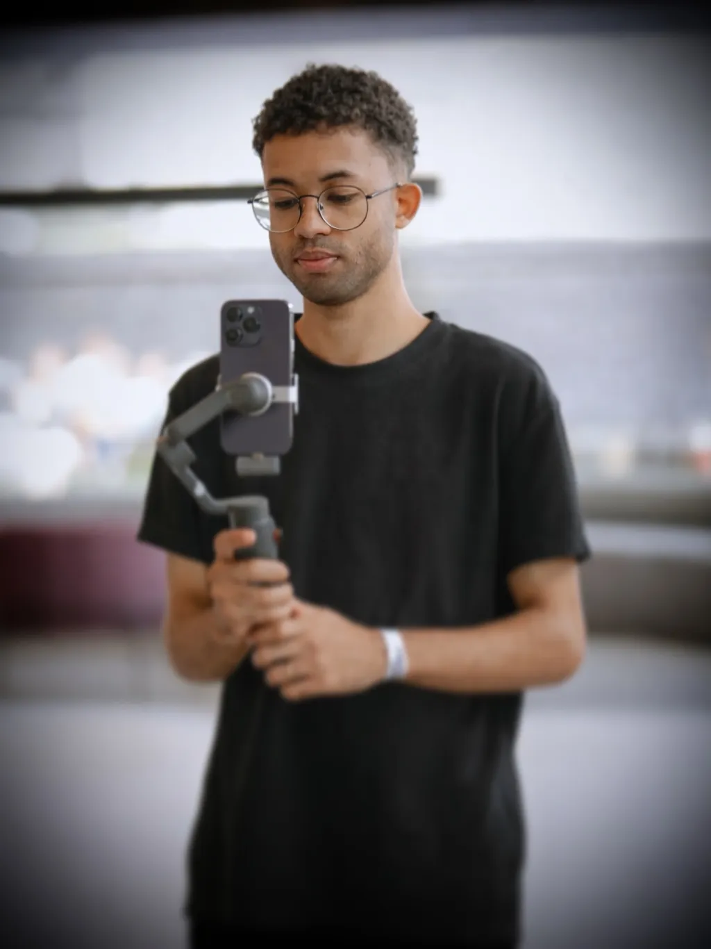 Nathan Alves, fundador da Belga Studioss, em uma produção audiovisual